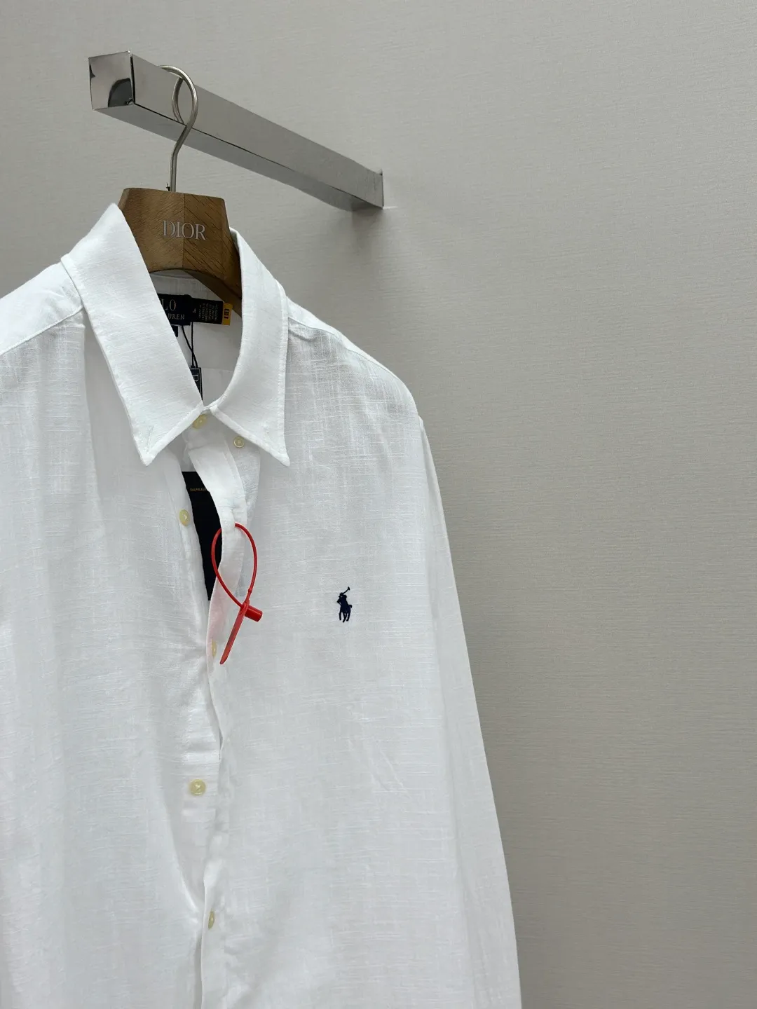 P400 Ralph Lauren embroidered linen shirt. Selected high-quality linen material with natural texture and breathability. Tight and smooth, comfortable and close to the skin. Stunning appearance in a clear light blue. The iconic pony embroidery is like a smart note jumping on the elegant canvas. Simple but highly recognizable. The ingenious design of the outer pleated split back shoulder adds a sense of agility and detachment. The minimalist shape contains the soul of fashion. Process 1: Adopting imported machine embroidery technology and using advanced computer control systems and precision mechanical components to achieve the iconic pony embroidery operation with high precision and smooth and delicate lines. Process 2: Using the side-turn buried clamp sewing process, which is smooth and tidy. Process 3: The fabrics have been washed and have a better hand feel. Not easy to deform, not easy to shrink, not easy to fade, and maintain long-term beauty. Accessories: Customized 1:1 thick plate resin buckle Customized 1:1 Ralph Lauren trademark Fit: Loose fit Size: S M L XL Style number: 25246-B20